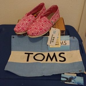 NIB 6.5 TOMS Classic - Pink Circle Print Canvas